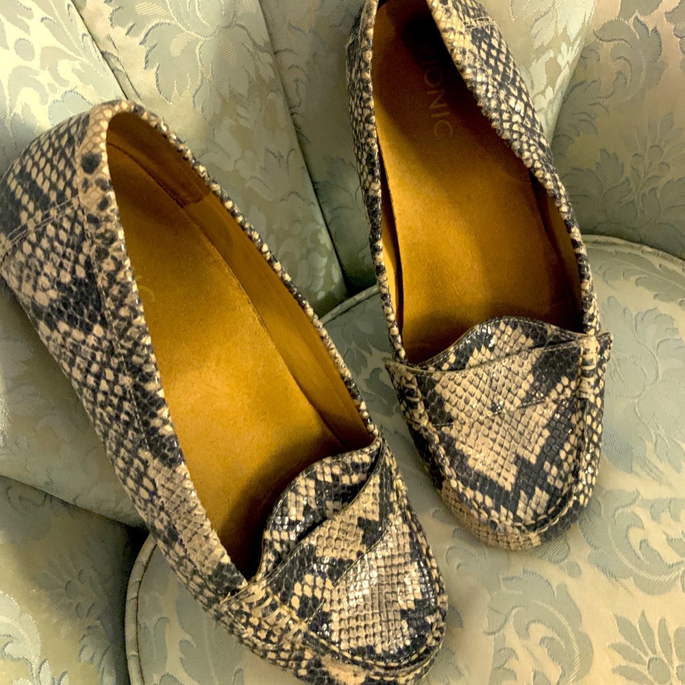 Vionic size 8 flats